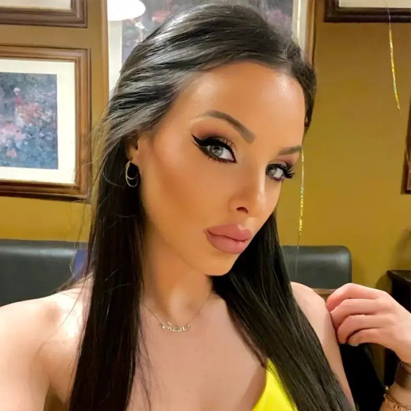 Симона Загорова развя пищно деколте! (Снимки)