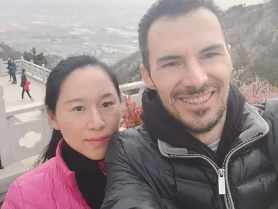 Синът на легендарен актьор изтезаван от китайската си съпруга,  не го пускат да се прибере в България