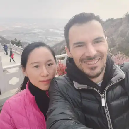 Синът на легендарен актьор изтезаван от китайската си съпруга,  не го пускат да се прибере в България