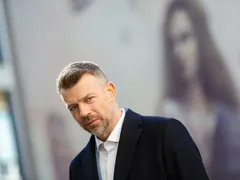 Смени ли жената? Дани Ангелов целува 29-годишна пловдивчанка