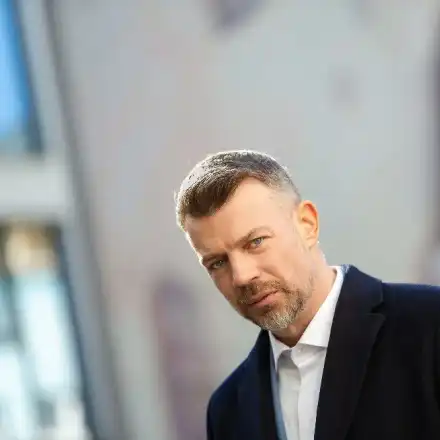 Смени ли жената? Дани Ангелов целува 29-годишна пловдивчанка