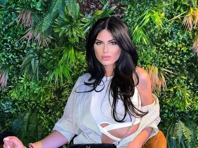 Тайнствен татуиран мъж топли леглото на Мис България Венцислава Тафкова! (Първо ФОТО на мачото)