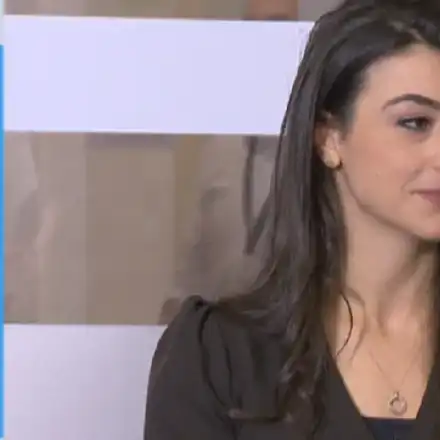 В онлайн конкурс: Червена хубавица победи Лена Бориславова (Снимки)