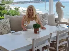 Ева Веселинова не спира да плюска, поду се до пръсване (Снимки)