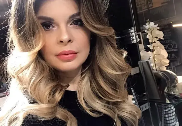 Фалира заведението на попфолк певицата Вероника