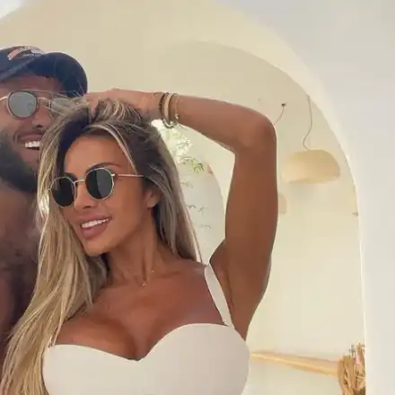 Златка празнува любовта на Миконос, закичи се с буквата на новия си (Снимки)