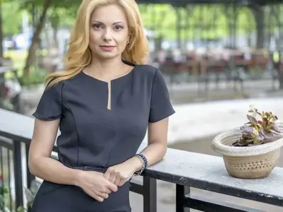 Аделина Радева не само  рисува, може и да  изработва бижута