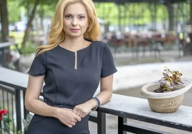 Аделина Радева не само  рисува, може и да  изработва бижута