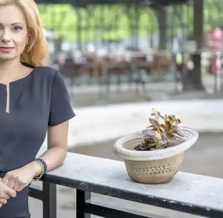 Аделина Радева не само  рисува, може и да  изработва бижута