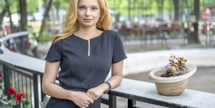 Аделина Радева не само  рисува, може и да  изработва бижута