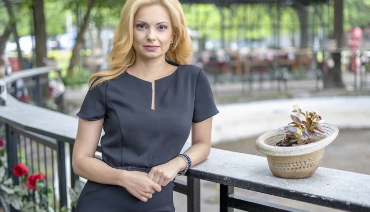 Аделина Радева не само рисува, може и да изработва бижута