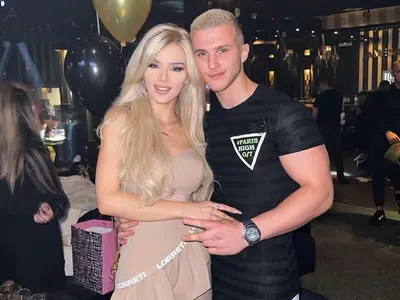 Алекс от „Ергенът“ заби абитуриент, 17 години по-млад от нея (Снимки)