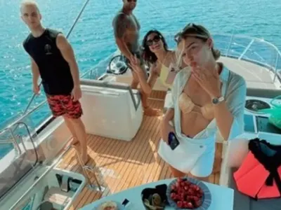 Алекс от „Ергенът“ заби абитуриент, 17 години по-млад от нея (Снимки)