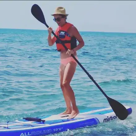 Ана Пападопулу работи на плажа