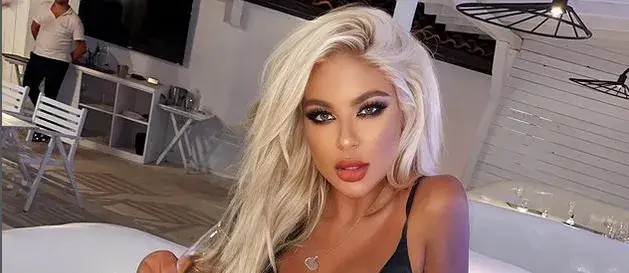 Андреа на ресторант с кожен сутиен (Снимка)