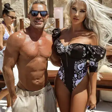 Андреа преследва знаменитости на Миконос