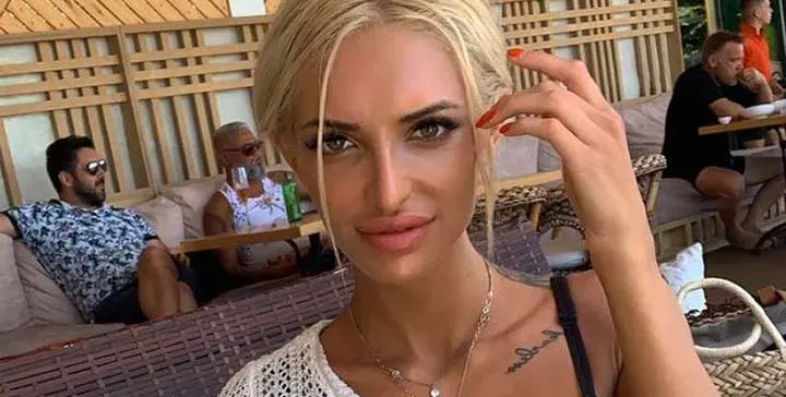 Aнита на Рачков се вее по пижама из София