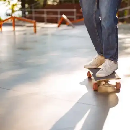 Бели дамски маратонки – класика, която никога не излиза от мода