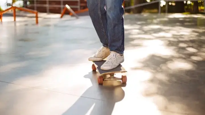 Бели дамски маратонки – класика, която никога не излиза от мода