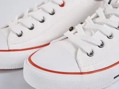 Бели дамски маратонки – класика, която никога не излиза от мода