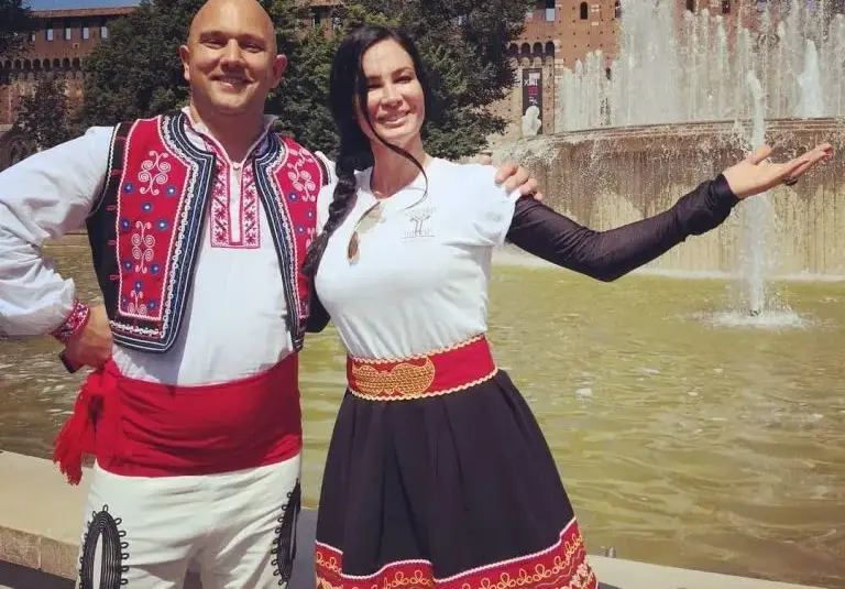 Цеци Красимирова се носи с носия из Жеравна