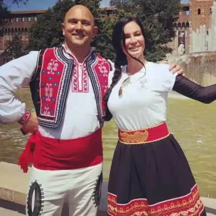 Цеци Красимирова се носи с носия из Жеравна