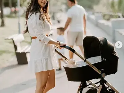 Цвети Пиронкова на първа разходка с бебето