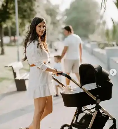 Цвети Пиронкова на първа разходка с бебето