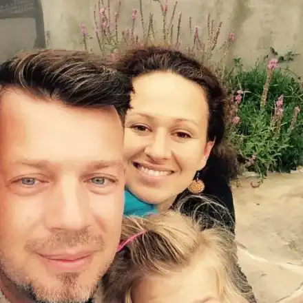 Дани Ангелов зарязал жена си заради млада мацка, запознали се в църквата