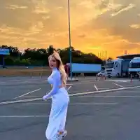 Дара Екимова репетира на паркинг