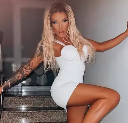 Диона с визия на актриса от розовите филми (Брутални снимки)