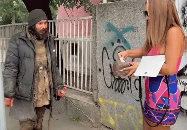 Добро сърце: Фолкпевицата Бони помогна на бездомник