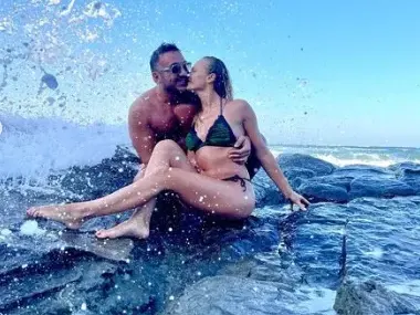 Екстремно! Коцето и жена му се щракнаха сред бушуващо море