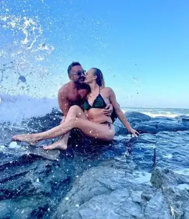 Екстремно! Коцето и жена му се щракнаха сред бушуващо море