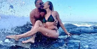 Екстремно! Коцето и жена му се щракнаха сред бушуващо море