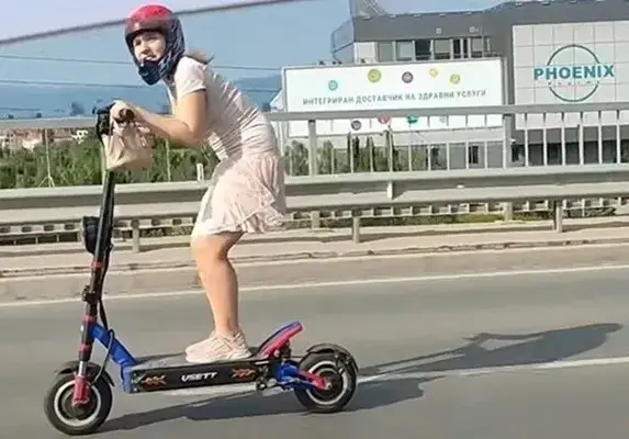 Емили с тротинетката: Ударих няколко пъти главата си в асфалта