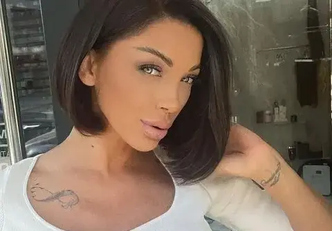 Ето го новия мъж до Емануела – мускуляга с татуировки (Снимка)