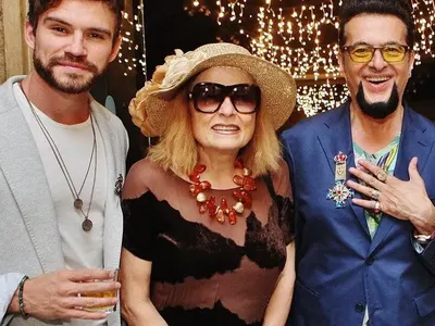 Евгени Минчев и гаджето му получиха годежни пръстени от Михнева