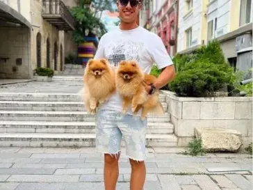 Филип Буков се пази от зли жени с две кучета