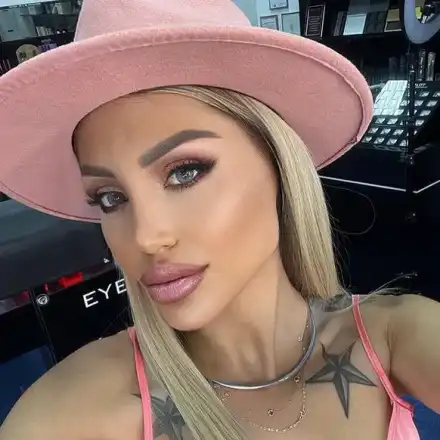 Гани помпа гърди за „Гинес“, коригира и ремаркето (Снимки)