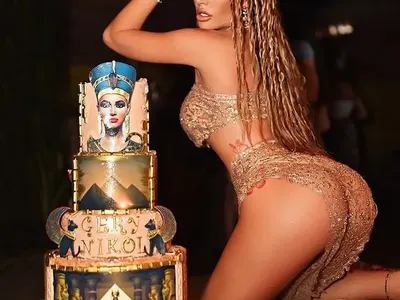 Гнусно: Гери-Никол се разчекна над тортата си за ЧРД (Снимки)