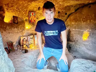 Гнусно: Певец-измамник развя интимните си части в сайт за запознанства (Снимки)