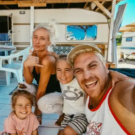 Халваджиян-младши опроверга слуховете, че се е разделил с жена си