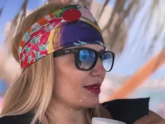 Ирина Тенчева с червило и на плажа