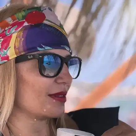 Ирина Тенчева с червило и на плажа