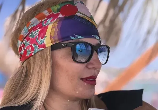 Ирина Тенчева с червило и на плажа