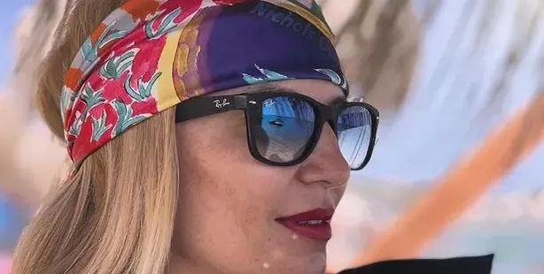 Ирина Тенчева с червило и на плажа