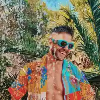 Иво Аръков се накичи с „Версаче” като кифла