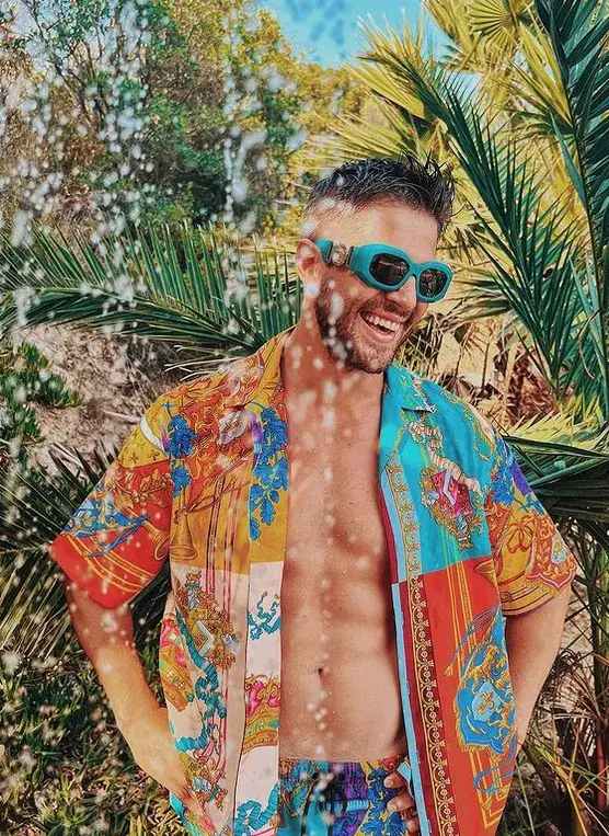 Иво Аръков се накичи с „Версаче” като кифла