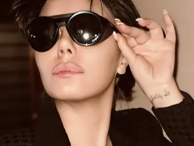 Камелия стана двойничка на Албена Вулева